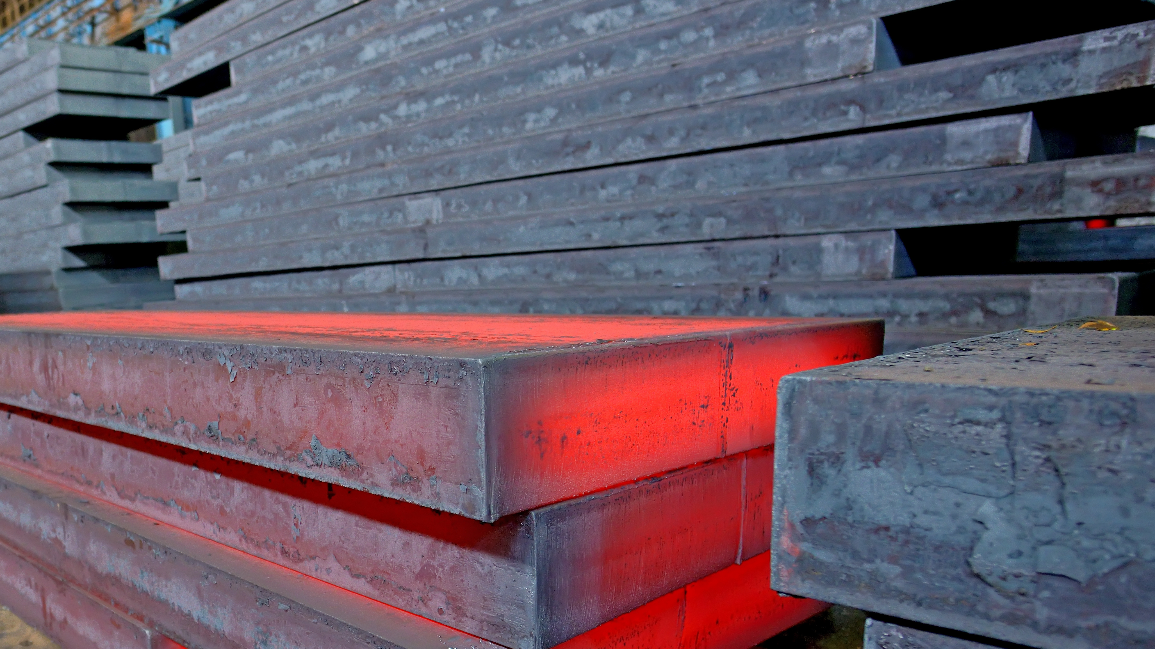 Stockpile of duplex stainless steel slabs used in reducing depression & cracking